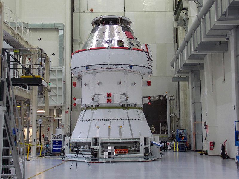 Das Orion-Raumfahrzeug in einem großen Raum.