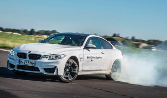 Abbildung 1: Übersteuern eines BMW M4 auf einer Teststrecke. 