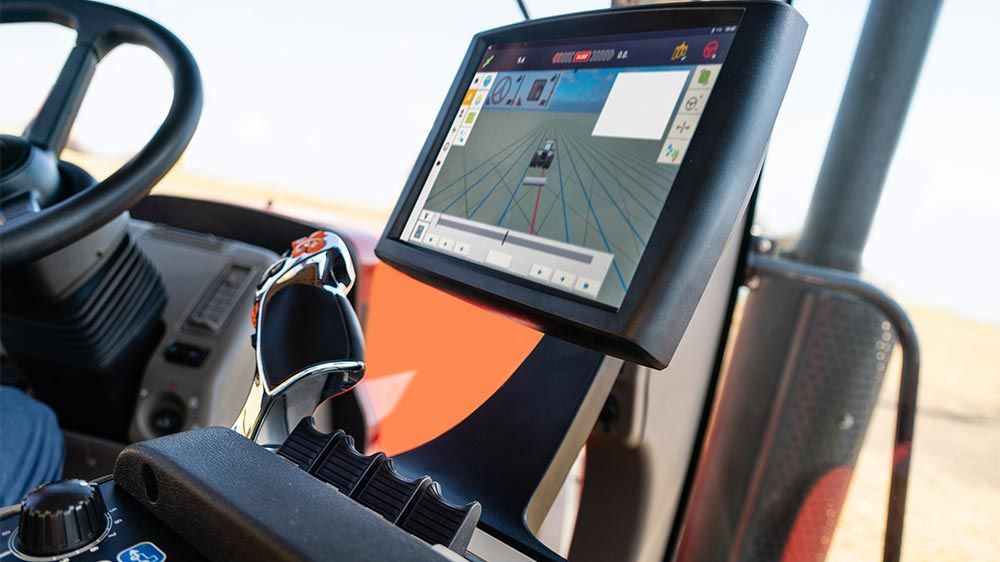 Navigationssystemanzeige im Inneren eines Traktors.