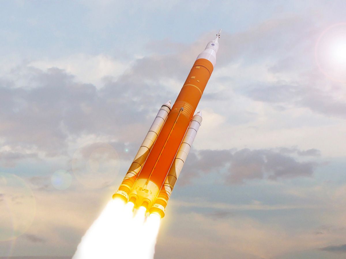 La fusée Space Launch System (SLS) lancée vers le ciel.