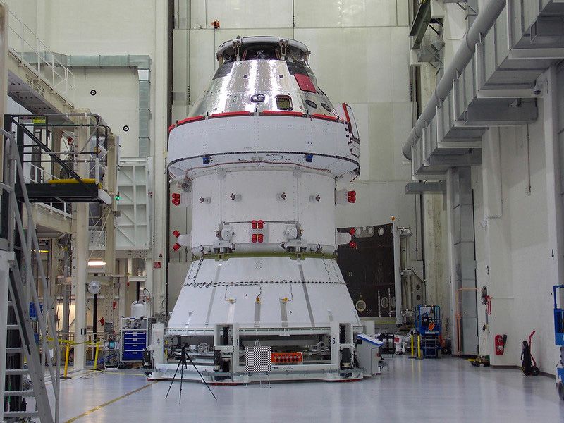 L'engin spatial Orion dans une grande salle.