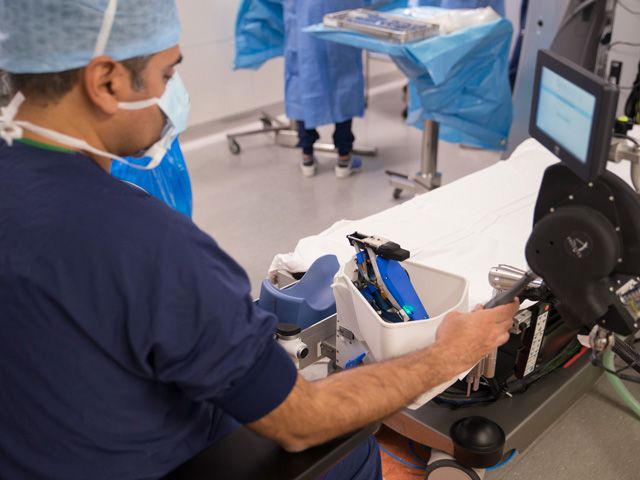 Le système chirurgical PRECEYES, avant une opération, au Rotterdam Eye Hospital.